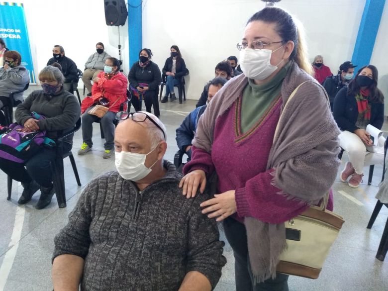 Un ciudadano italiano varado en Río Cuarto pudo vacunarse en el Polideportivo Municipal Nº 2
