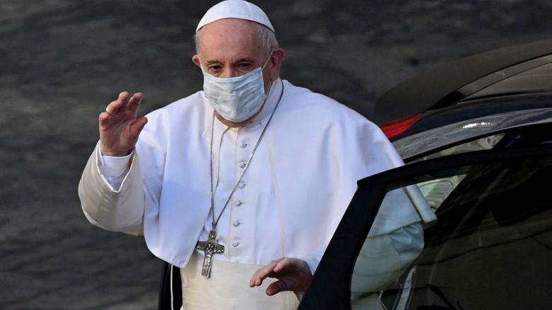 El Papa ya camina tras la operación de colon y "descansó bien" en el hospital