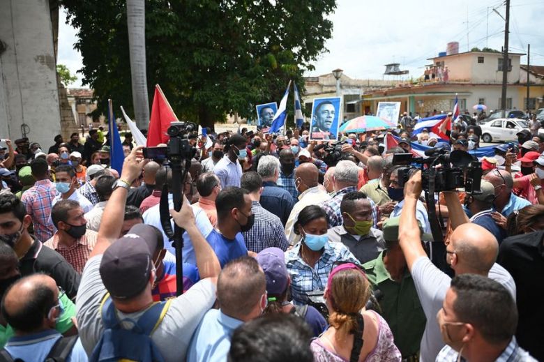 “¡Abajo la dictadura!”: miles de cubanos salieron a las calles para protestar contra el régimen en medio de la grave situación sanitaria