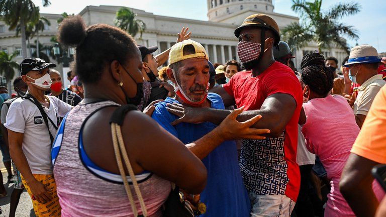 “¡Abajo la dictadura!”: miles de cubanos salieron a las calles para protestar contra el régimen en medio de la grave situación sanitaria