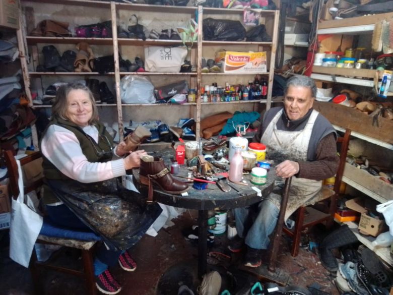 Ernesto Rodríguez y sus 62 años como zapatero: “Para mi nada es difícil, lo que me traigan lo hago”