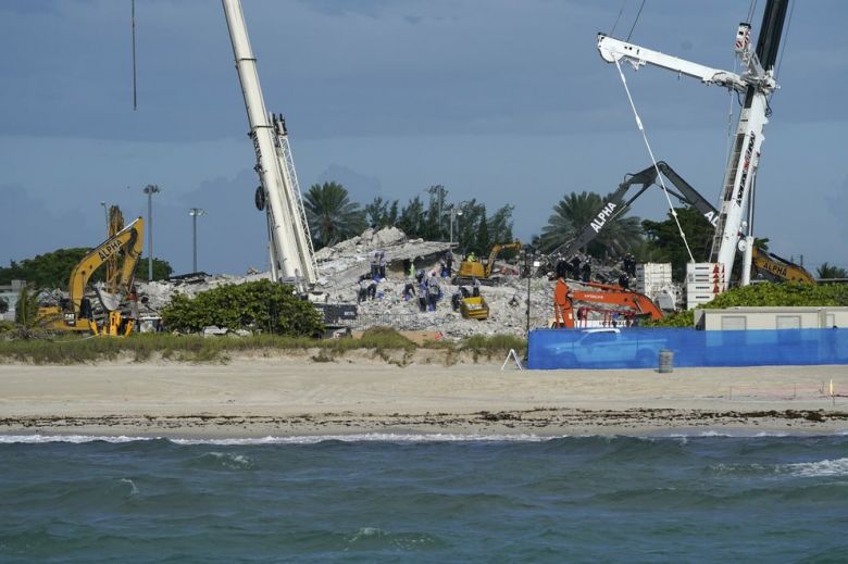 Después de retirar los escombros, así luce el área donde se encontraba el edificio Champlain Towers de Miami