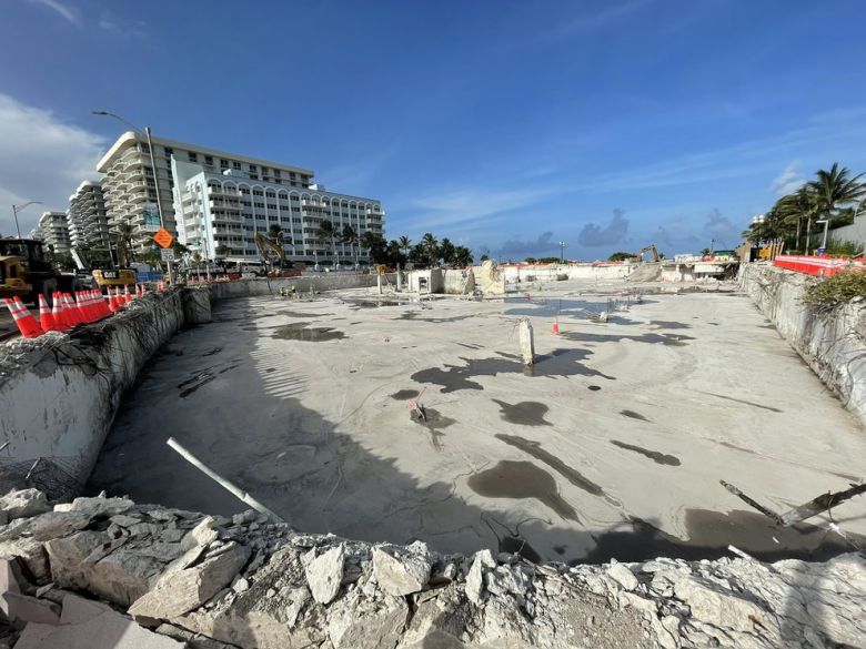 Después de retirar los escombros, así luce el área donde se encontraba el edificio Champlain Towers de Miami