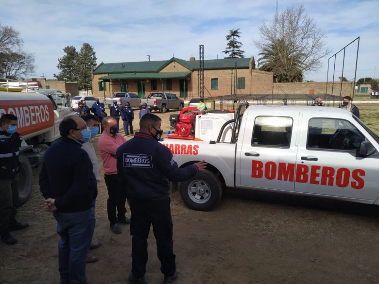 Charras: entregaron una camioneta y un kit de trabajo para bomberos voluntarios