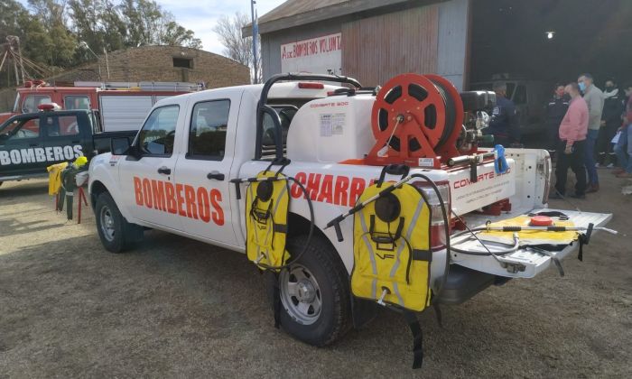 Charras: entregaron una camioneta y un kit de trabajo para bomberos voluntarios