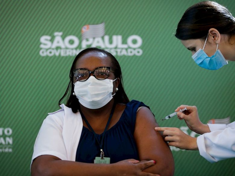 Investigan en Brasil unos 30.000 casos de personas que recibieron tres dosis de vacunas
