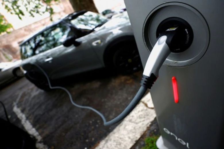 Qué tan cierto es que los vehículos eléctricos emiten menos contaminantes que los de gasolina