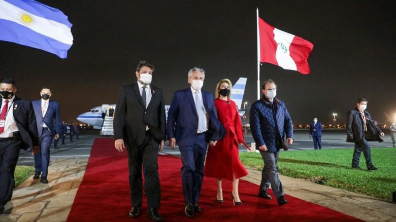 Alberto Fernández participa de la asunción de Pedro Castillo en Perú
