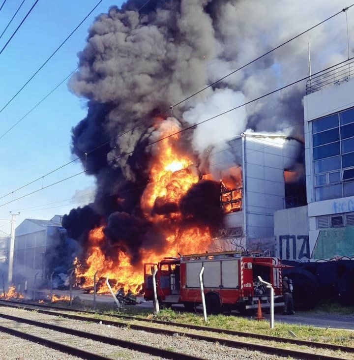 Impresionante incendio en la planta de la cervecería Quilmes
