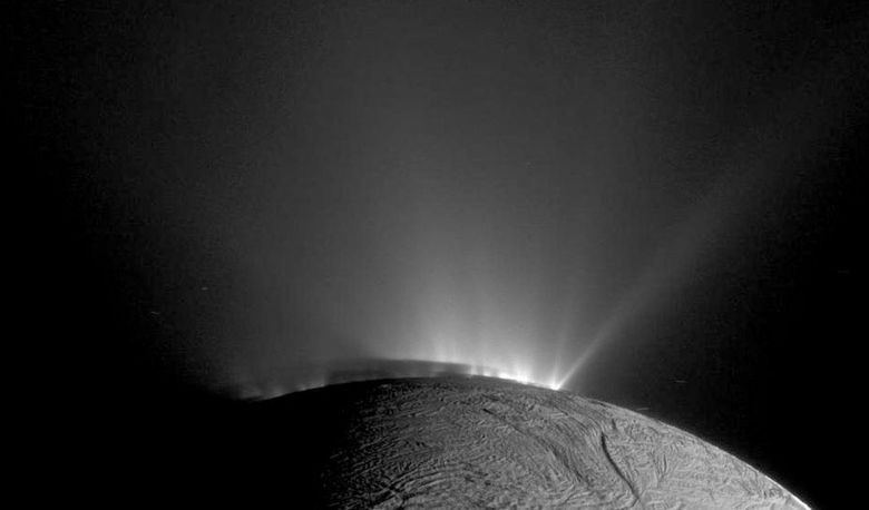 ¿Podrían ser signos de vida las plumas de agua emanadas de Encelado, la luna de Saturno?