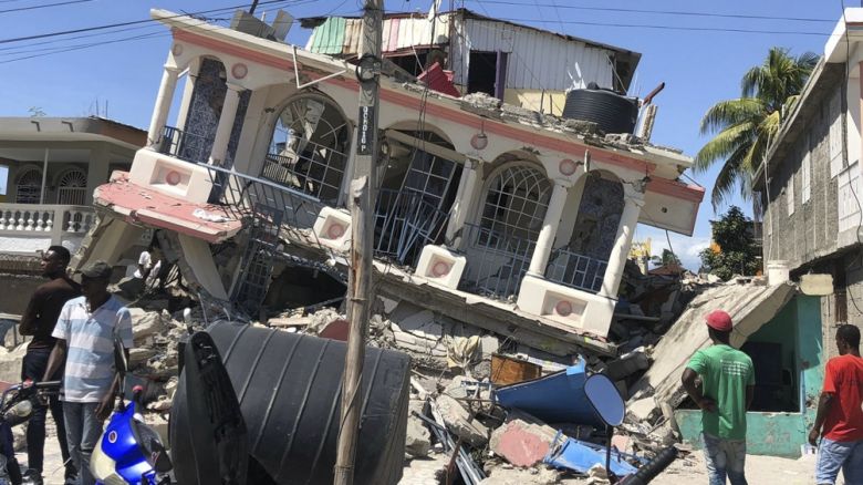 Terremoto en Haití: 1.297 muertos y cientos de personas atrapadas entre los escombros