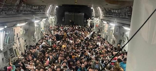 640 afganos huyen en la bodega de un avión militar de EEUU: "La tripulación decidió que se iban"