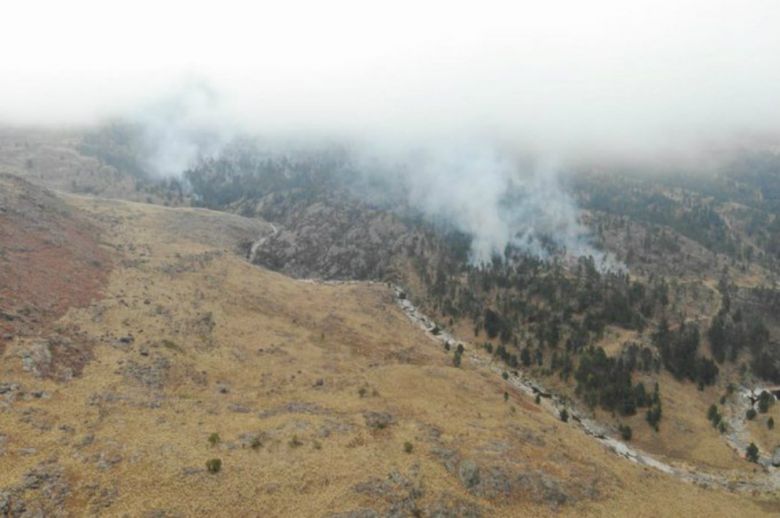 Bomberos y tres aviones hidrantes combaten un incendio en la zona de Intiyaco