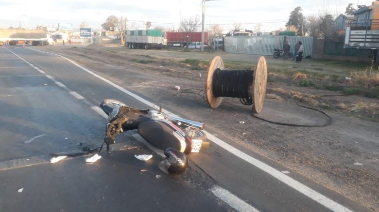 Un rollo de cable cayó de una camioneta e impactó contra un motociclista