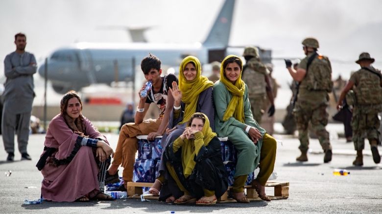 Italia acogerá 2.500 refugiados afganos y quiere un G20 "extraordinario" sobre Afganistán
