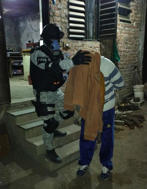 Detienen a un hombre que vendía drogas con su hija en Cosquín