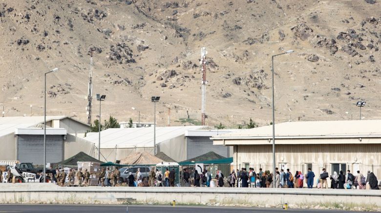 Atentado en la entrada del aeropuerto de Kabul: hay víctimas e investigan si fue un ataque suicida