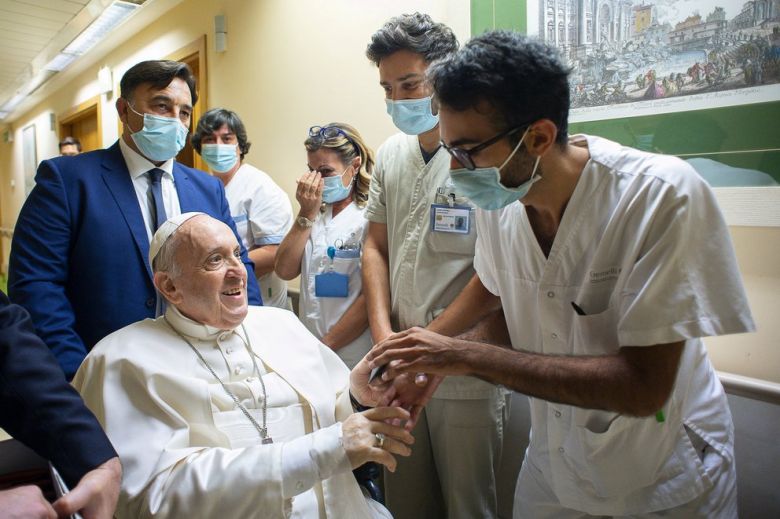 El papa Francisco habló sobre su reciente operación: “Un enfermero me salvó la vida”
