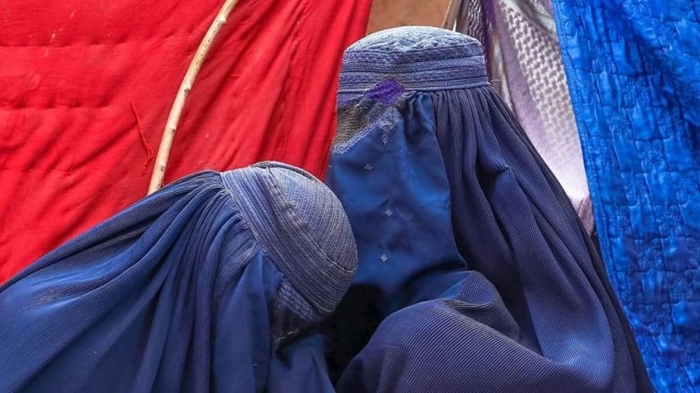 En un hecho inédito para Afganistán, mujeres marcharon por sus derechos