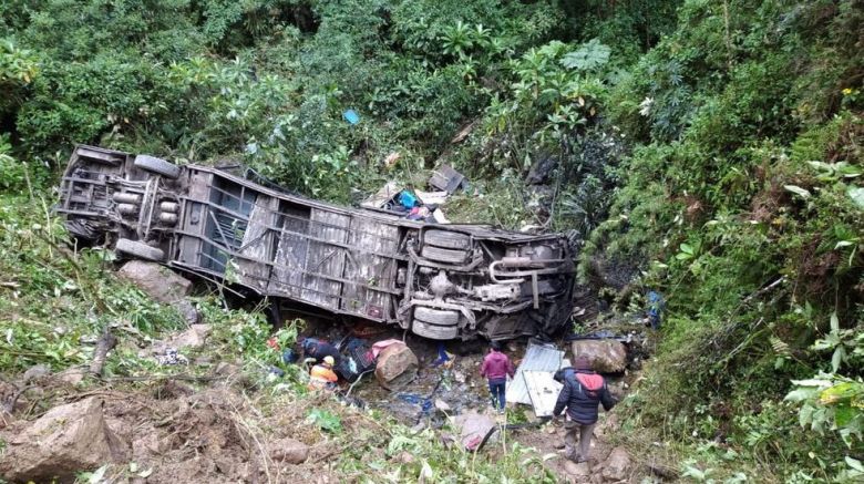 Cayó un colectivo a un precipicio en Bolivia: murieron 23 personas y hay 13 heridos