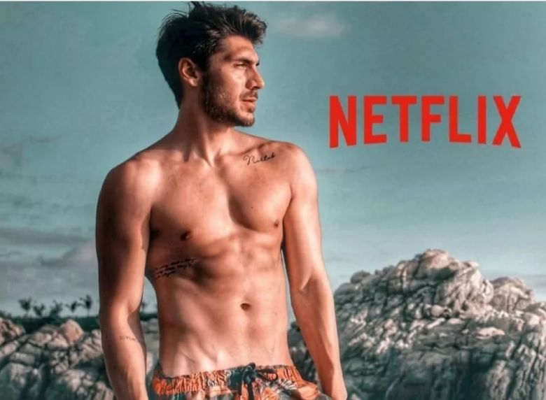Es de Huanchilla y protagoniza una de las series más calientes de Netflix