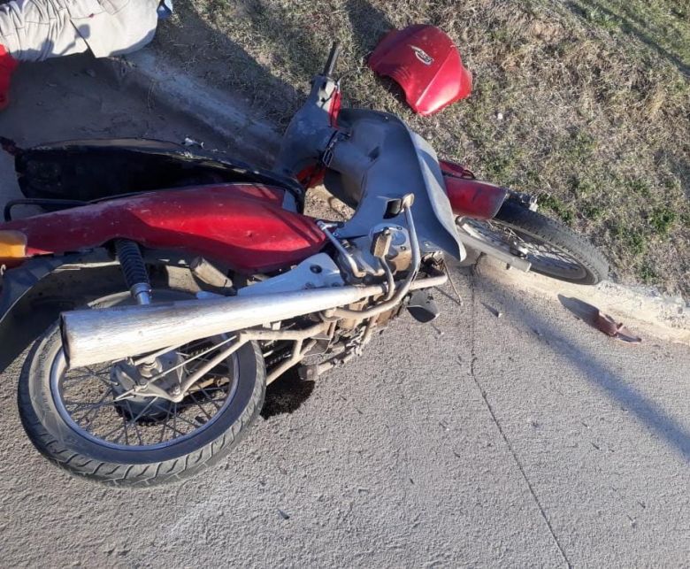 Motociclista resultó con lesiones de gravedad en sus extremidades tras colisionar un automóvil