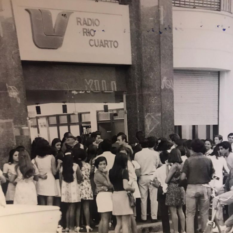 Dante Aspitia y su banda en la inauguración del edificio de la Radio en Rivadavia 180 