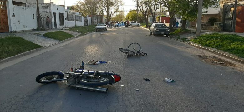 Siniestro vial entre una motocicleta y una bicicleta