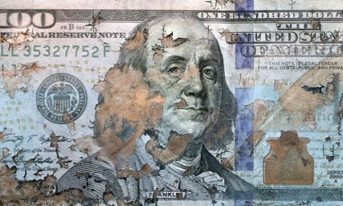 Dólares y pesos rotos, con humedad o quemados: dónde y cómo se pueden cambiar los billetes