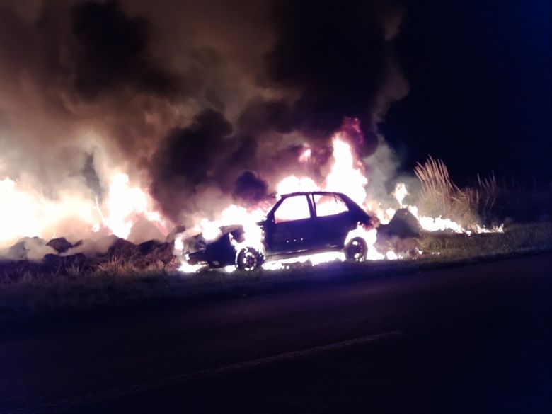 Un automóvil fue devorado por las llamas en la ruta 101 al sureste de Realicó