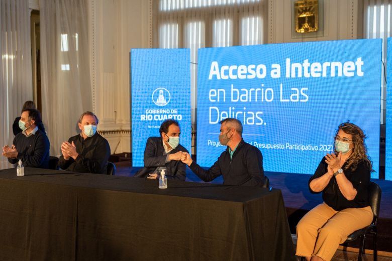 Llamosas firmó el convenio para dotar de WiFi al Barrio Las Delicias