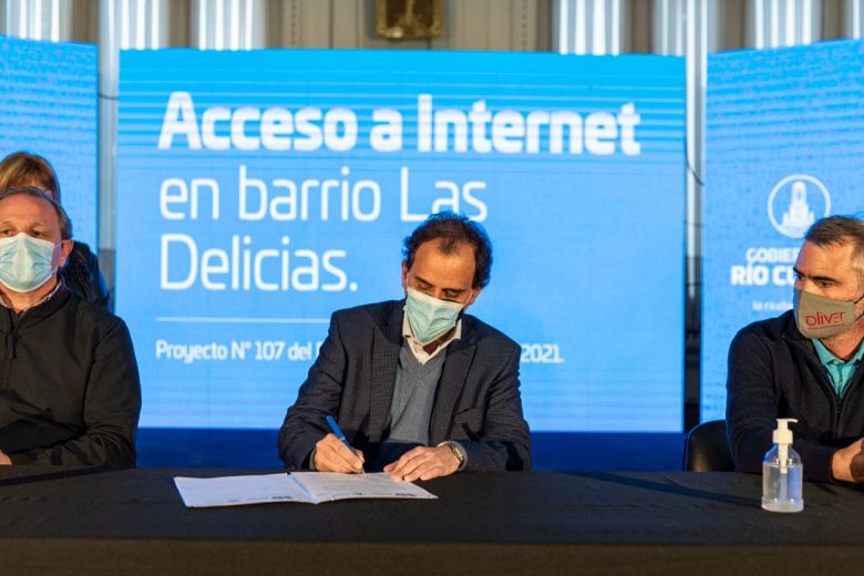 Llamosas firmó el convenio para dotar de WiFi al Barrio Las Delicias