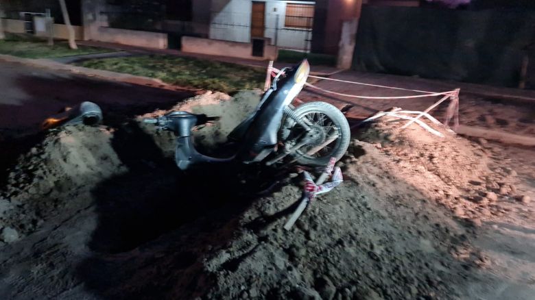 Una motociclista cayó en una excavación en Banda Norte