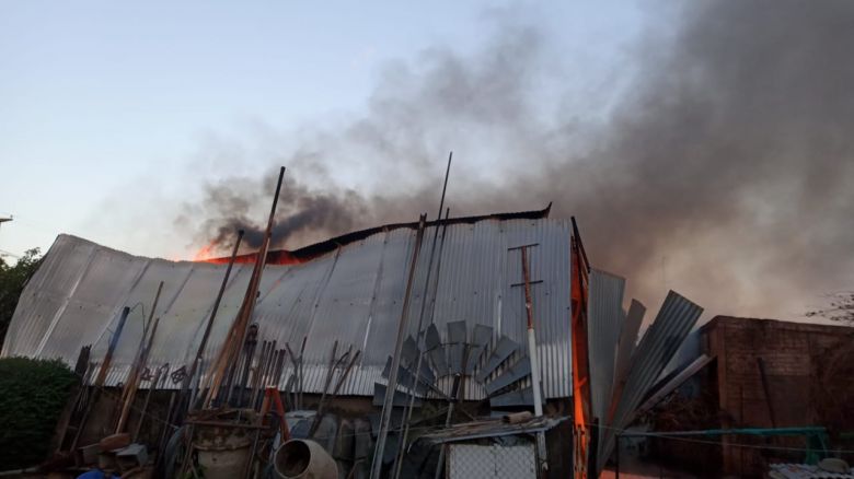 Serrano: se produjo un grave incendio en un taller de carpintería y artesanías