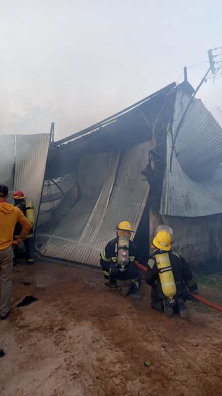 Serrano: se produjo un grave incendio en un taller de carpintería y artesanías