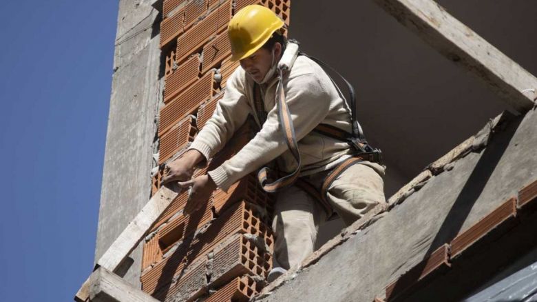 “Las empresas de la construcción tienen muchos proyectos, pero esperan definiciones en la economía”
