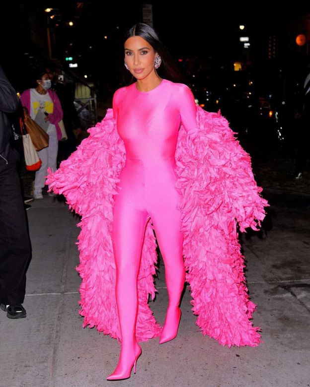 Kim Kardashian lo sabe: el fucsia es el color del momento