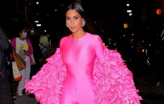 Kim Kardashian lo sabe: el fucsia es el color del momento