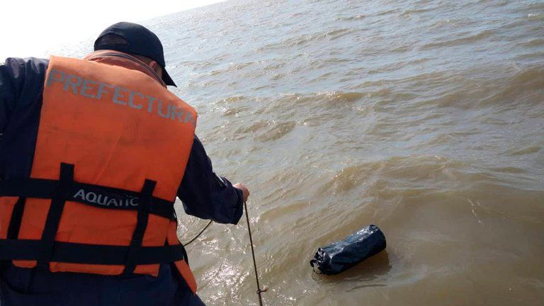 Misterio narco: dos náufragos rescatados en el Río de la Plata, un muerto y un morral con 37 kilos de cocaína
