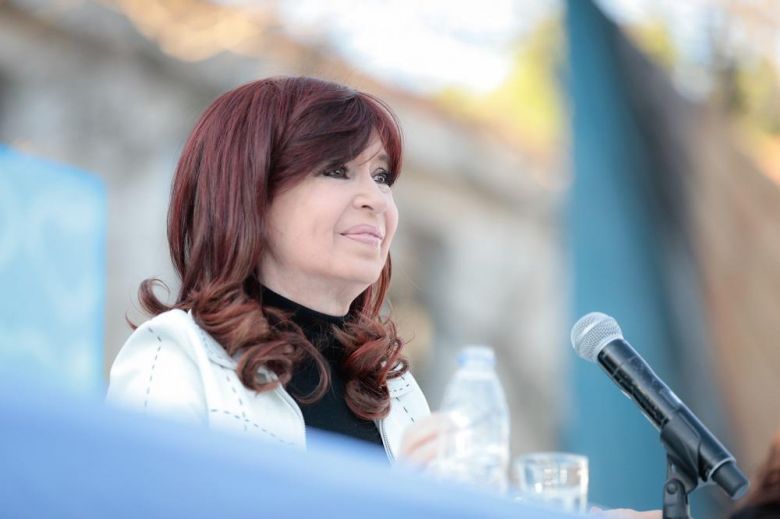 Cristina Fernández pidió "refundar un pacto entre el capital y el trabajo"
