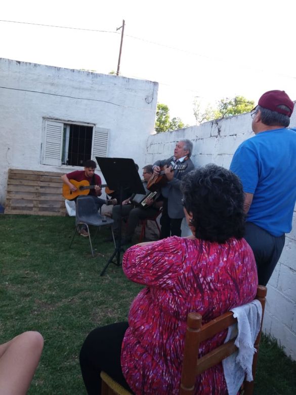 Walter Merlo, junto a Roberto Codó, le cantó una serenata a una mamá de Río Cuarto