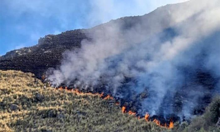 El fuego en el flanco norte de los Comechingones es difícil de combatir para bomberos y aviones hidrantes