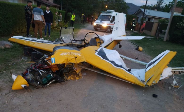 Se estrelló un avión acrobático en una calle de Villa General Belgrano y golpeó a dos transeúntes