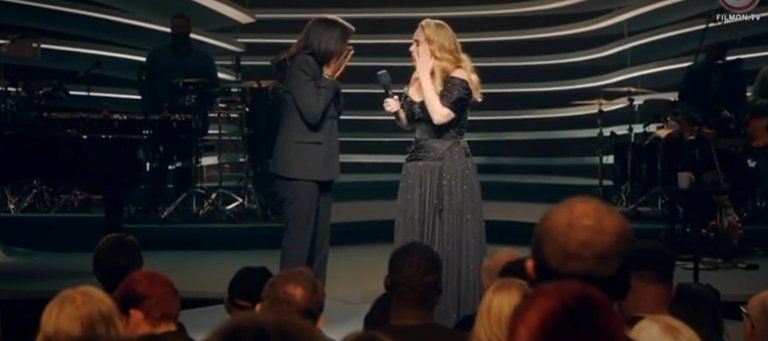 Adele fue sorprendida con la presencia de su profesora favorita y rompió en llanto: “Me cambiaste la vida”