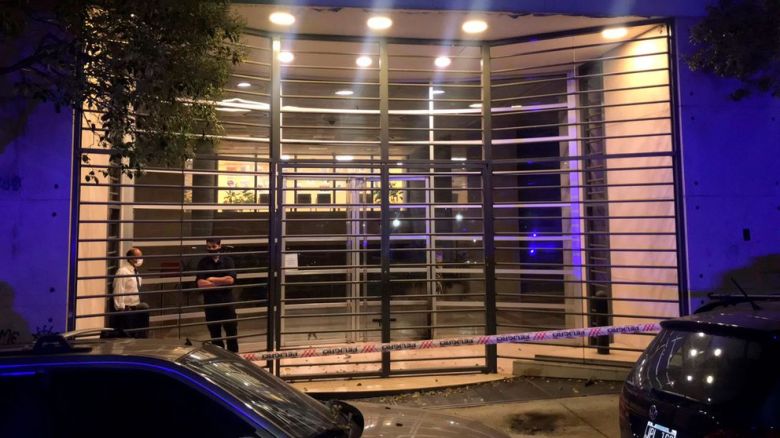 Encapuchados atacaron el edificio del diario Clarín con bombas molotov