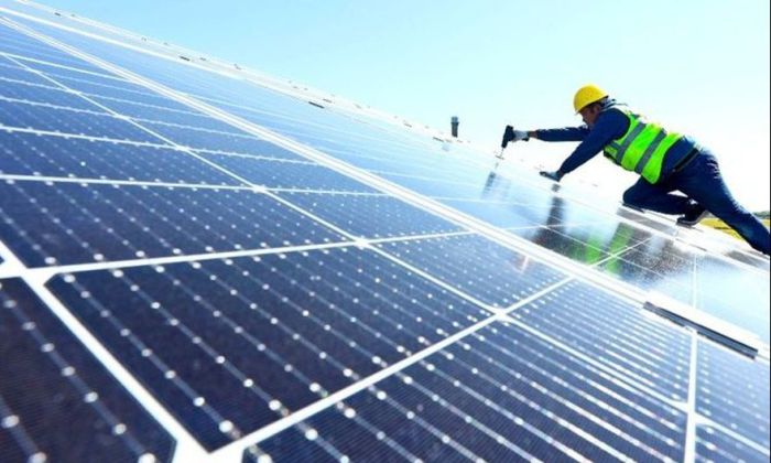 Energía renovable: darán créditos a las empresas que quieran instalar paneles solares
