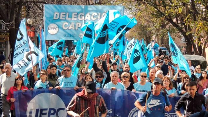 Docentes provinciales marchan para reclamar adelanto de aumentos salariales
