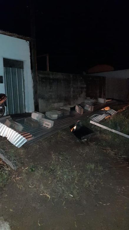 La tormenta con intensos vientos provocó la voladura del techo de una casa en Bulnes