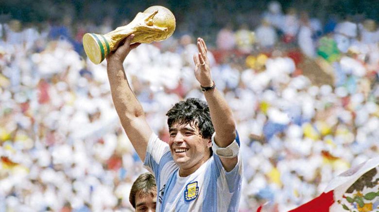 Maradona cumple un año en las manos de Dios