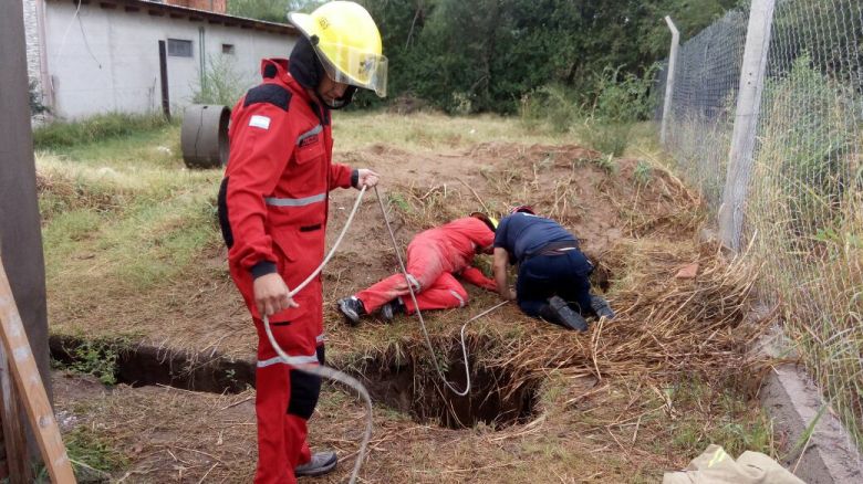 Bomberos de Las Higueras rescataron a un hombre de un pozo de nueve metros